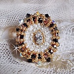 Bague Noir Sacr&eacute; brod&eacute;e avec des cristaux : navette et toupies, perles rondes nacr&eacute;es Blanches &agrave; laquelle s&rsquo;ajoute des facettes en verre de boh&egrave;me Jet Capri Gold et rocailles sur une bague r&eacute;glable